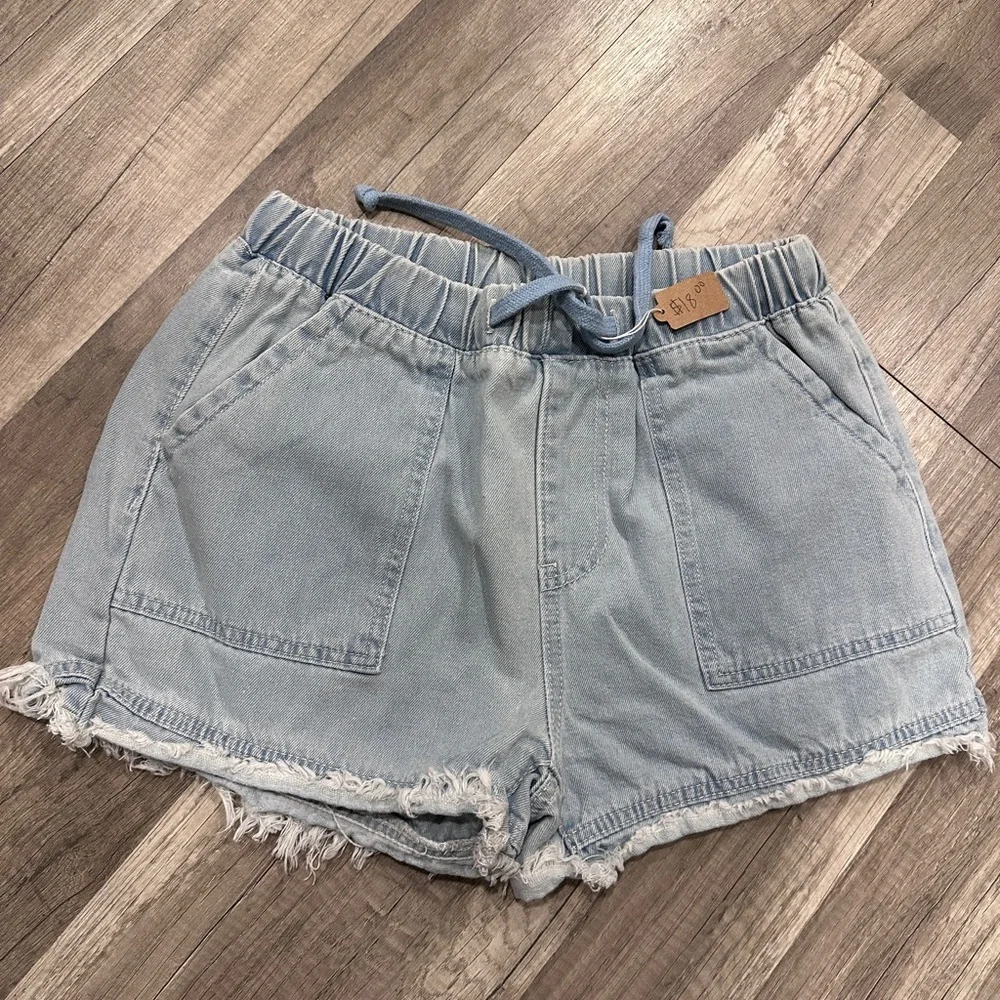 Elastic waist side medium jean shorts